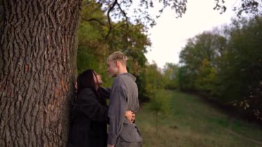 Sonbahar parkında eski görkemli bir meşe ağacının altında 15 yaşında birbirine aşık iki genç.