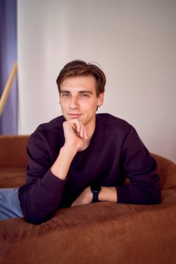 Çekici bir genç adam portresi. 20 yaşında, koyu saçlı, mavi gözlü, stüdyo fotoğrafçısı.                     