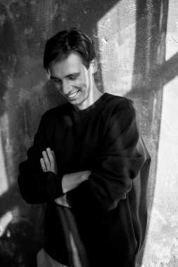 Çekici bir genç adam portresi. 20 yaşında, koyu saçlı, mavi gözlü, stüdyo fotoğrafçısı.                     