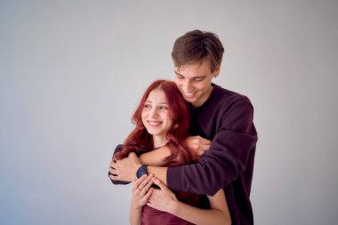 Kardeşler, genç erkek ve kız kardeşler birlikte poz veriyorlar, stüdyo fotoğrafları çekiliyor.                    