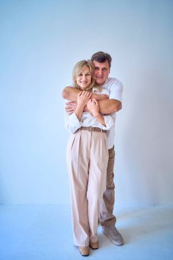 Orta yaşlı güzel bir çiftin portresi.                      