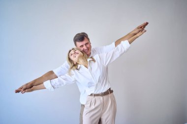 Orta yaşlı güzel bir çiftin portresi.                      