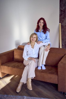        Anne ve kız portresi                                              
