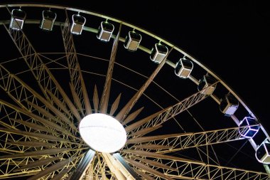 Gdansk, Polonya - 17 Ocak 2019: Geceleyin Gdansk 'ın kış caddelerinin manzarası