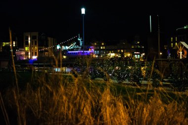 Gdansk, Polonya - 17 Ocak 2019: Geceleyin Gdansk 'ın kış caddelerinin manzarası