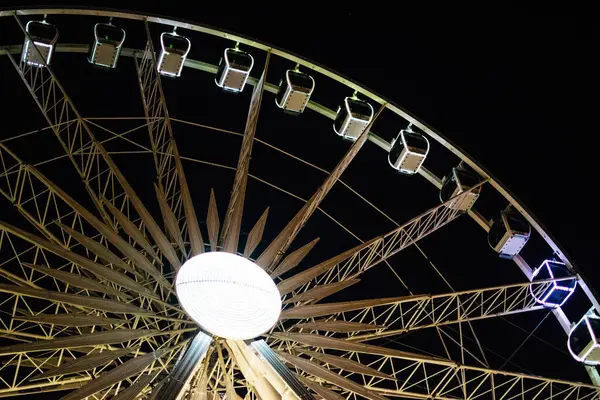 Gdansk, Polonya - 17 Ocak 2019: Geceleyin Gdansk 'ın kış caddelerinin manzarası