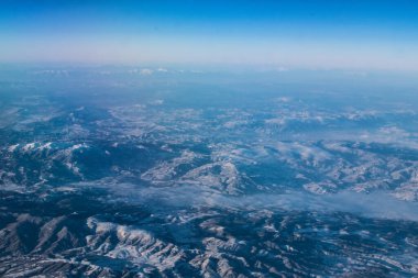 Kıbrıs Rum Kesimi 'nin uçak penceresinden karla kaplı dağların manzarası