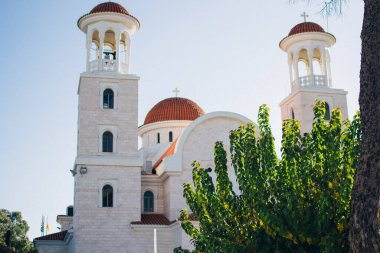 Kıbrıs 'ın Larnaka kentinde güneşli bir günde Akdeniz tarzı kilise