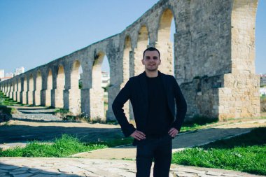 Antik Kamares Aqueduct yakınlarında genç bir adam, Larnaca, Kıbrıs