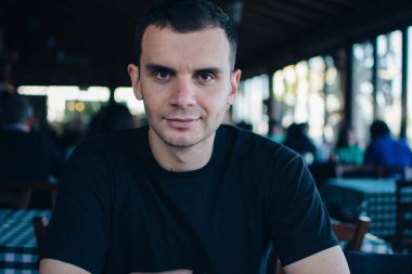  Genç adam bir Yunan restoranında yemek yiyor.