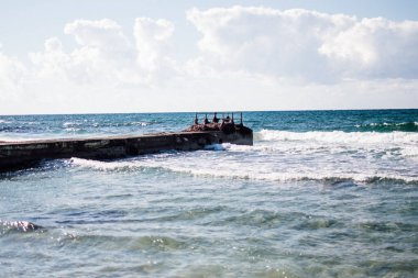Kıbrıs 'ın Paphos kenti yakınlarında deniz kıyısında