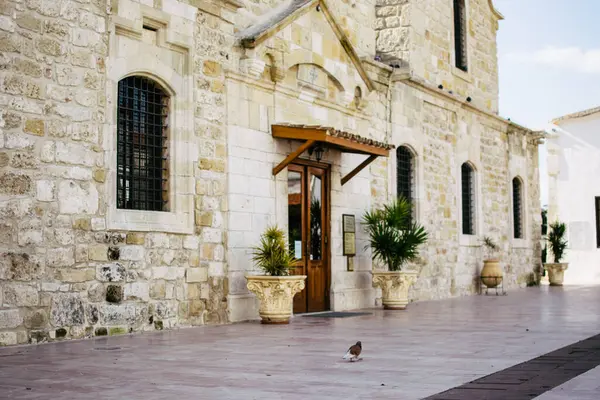 Kıbrıs 'ın Larnaka kentinde güneşli bir günde Akdeniz tarzı kilise