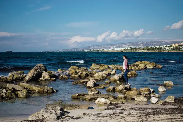 Kıbrıs 'ın Paphos kenti yakınlarında deniz kıyısında