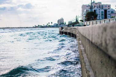 Larnaca, Kıbrıs - 2 Ocak 2019: Kıbrıs Rum Kesimi 'nin Larnaka kentinin seti boyunca insanlar geziniyor