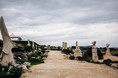 Ayia Napa, Kıbrıs - 29 Aralık 2018: Ayia Napa 'da ücretsiz uluslararası heykel ve sanat sergisi