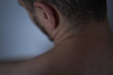 30 yaşındaki bir adam acıdan kurtulmak için boynuna masaj yapıyor.                        
