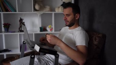 30 yaşında bir adam İncil okur ve yatakta dua eder, sabah rutini.