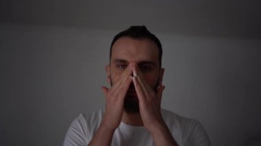 30 yaşındaki bir adam cildine köpük sürer.