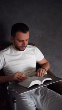30 yaşında bir adam İncil okur ve yatakta dua eder, sabah rutini.