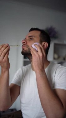 30 yaşında bir adam sakal uzatma ürünü kullanıyor.