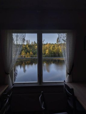 Norveç 'teki orman ve göldeki kampın penceresinden manzara