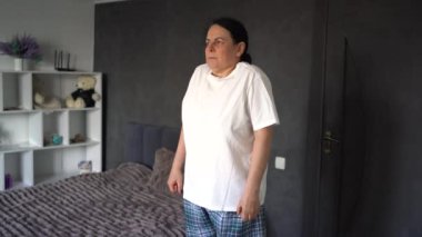 Son sınıf öğrencisi kadın evde somatik egzersizler, yoga yapıyor.