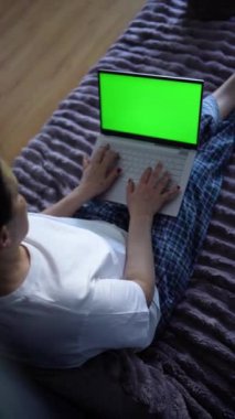 Ev bilgisayarında çalışan son sınıf öğrencisi, yeşil ekran, kromakey.