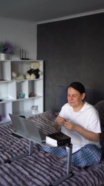 Üst düzey kadın internetteki kiliseye gidiyor, rahiple görüntülü görüşme yapıyor.