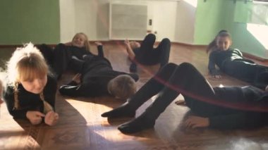 Bir grup genç oyuncu oyunculuk kursunda öğretmenlik yapıyor, hayvan taklidi yapıyor, dörtlü yapıyor.