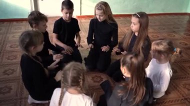 Bir grup genç oyuncu, oyunculuk dersi sırasında öğretmenlik görevi yerine getirirler: Çember içinde iletişim.