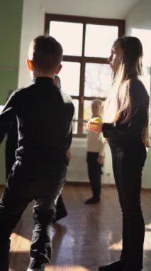 Bir grup genç, oyunculuk dersi sırasında öğretmenlik görevini yerine getirirler, koordinasyon eğitimi, dikkat ve toplarla konsantrasyon.