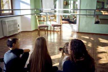 Bir grup ergen, oyunculuk dersi sırasında öğretmenlik görevini yerine getiriyor. Tüm grubun önünde bir tiyatro eskizi sahneleniyor.                      