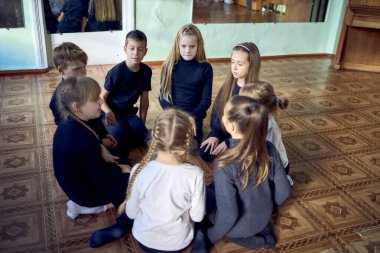 Bir grup genç oyuncu, oyunculuk dersi sırasında öğretmenlik görevi yerine getirirler: Çember içinde iletişim.                        