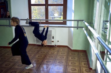 Bir grup genç, oyunculuk, dedektiflik ve soruşturma sırasında öğretmenlik görevini yerine getirirler.                        