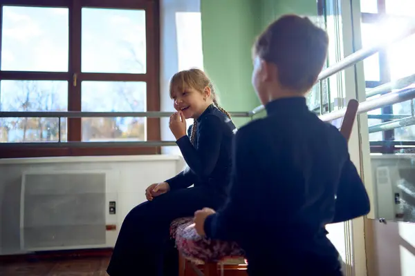 Bir grup ergen, oyunculuk dersi sırasında öğretmenlik görevini yerine getiriyor. Tüm grubun önünde bir tiyatro eskizi sahneleniyor.                      