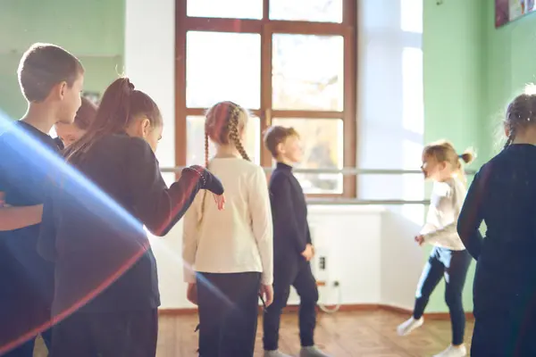Bir grup genç, oyunculuk, dedektiflik ve soruşturma sırasında öğretmenlik görevini yerine getirirler.                        