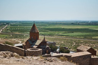 Manastır Khor Virap 'ten Artashat ve Ararat şehri manzarası