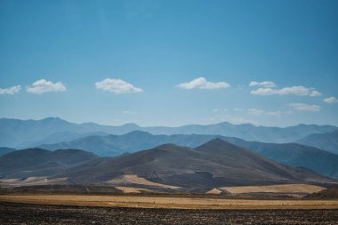 Ermenistan arasında çöl ve dağlar
