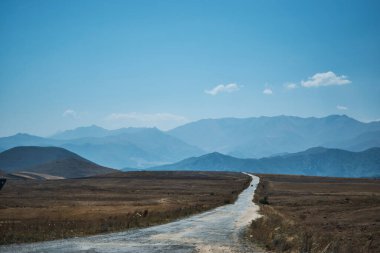 Çöldeki yol dağlara, Ermenistan 'a gidiyor.