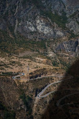 Tatev Manastırı yakınlarındaki füniküler dağ yolu, şehir ve dağ manzarası