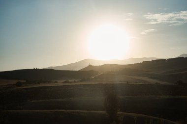 Gün batımı dağların ötesinde çölde, Ermenistan
