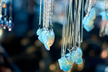 Mavi taşlı kolyeler, akuamarin.