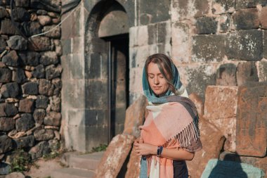 Eşarplı genç kadın Sevanavank, Sevan Gölü 'ndeki manastır, Ermenistan
