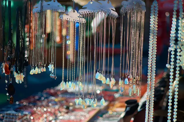 Mavi taşlı kolyeler, akuamarin.