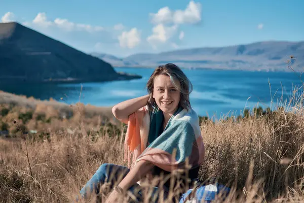 Eşarplı genç kadın Sevanavank, Sevan Gölü 'ndeki manastır, Ermenistan