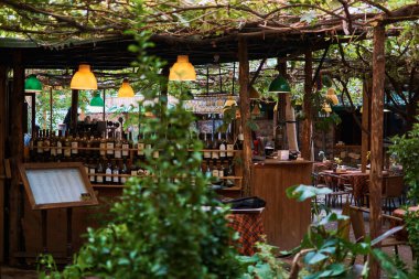 Erivan, Ermenistan - 20 Ağustos 2021: Erivan, Ermenistan 'ın samimi geleneksel restoranı