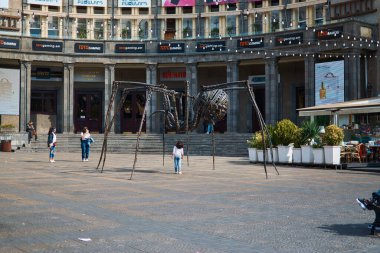 Erivan, Ermenistan - 20 Ağustos 2021: Kentin manzarası ve Ermenistan 'ın merkezindeki heykeller