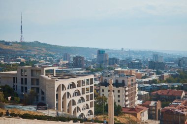 Erivan, Ermenistan - 20 Ağustos 2021: Kentin manzarası ve Ermenistan 'ın merkezindeki heykeller