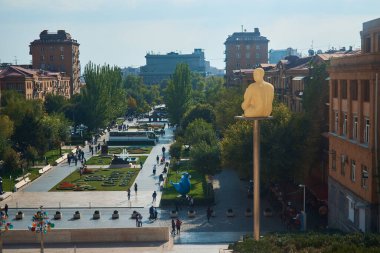 Erivan, Ermenistan - 20 Ağustos 2021: Kentin manzarası ve Ermenistan 'ın merkezindeki heykeller