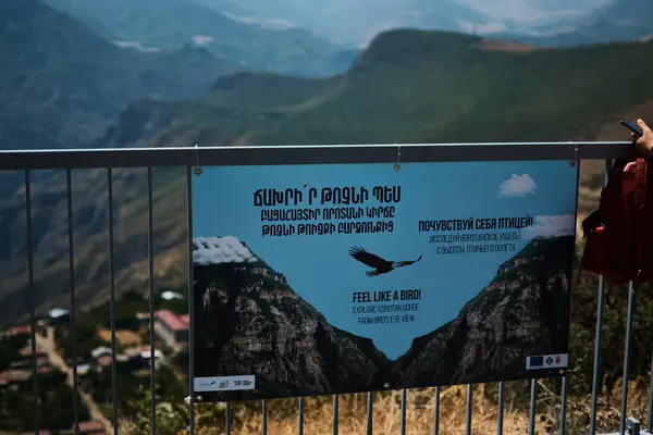 Tatev, Ermenistan - 28 Ağustos 2021: Tatev Manastırı yakınlarındaki füniküler ve dağların manzarası